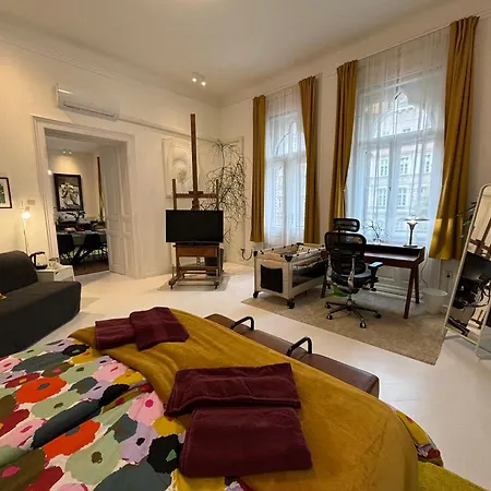 Massimo's Palace Appartament דירה